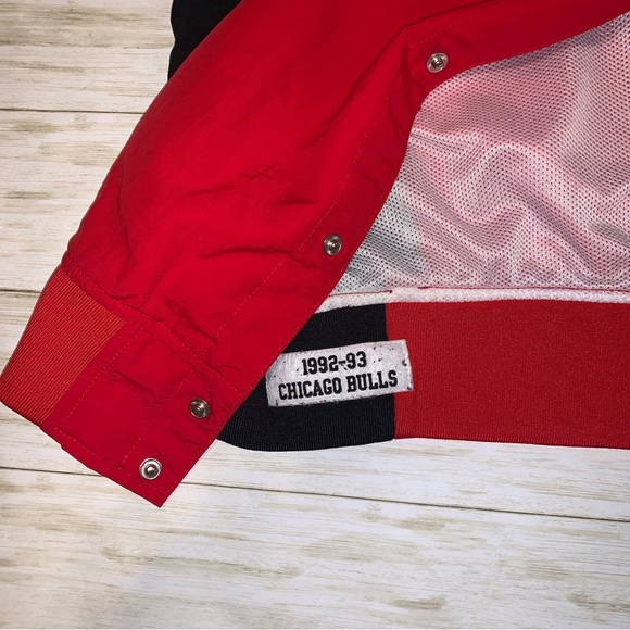 🔴SOLD🔴Mitchell & Ness Chicago Bulls Red button up Jacket Sz L 🏀🔥 - Picture 6 of 8